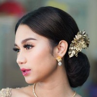 “Sebenernya makeup buat azizah ini simple sih, flawless makeup,” ungkap makeup artist yang akrab disapa Ochi itu dalam pernyataan resminya kepada Wolipop, Minggu (20/8/2023).  Foto: dok. Instagram/@azizahsalsha_