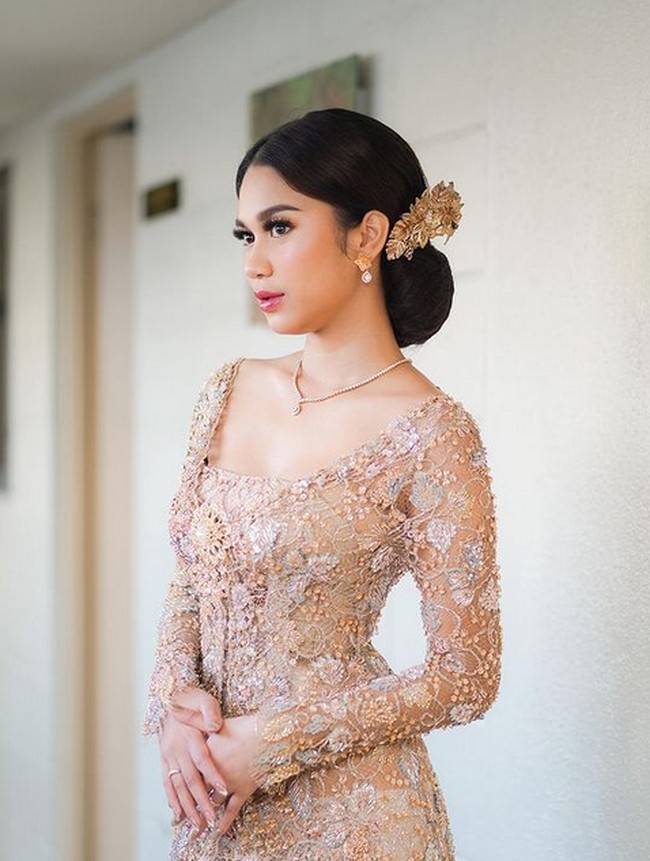 Namun banyak juga yang mendukung dan membela Azizah. Plis stop komen mba shella” hargai dong apalagi di akun zize nya,” komentar netizen. Tolong temen temen komentar nya di jaga ya terutama buat perempuan perempuan jgn jahat mulut nya sesama perempuan orang lagi bahagia mau post foto aja butuh mikir mikir dulu kan kesian,” dukung netizen lainnya.  Foto: dok. Instagram/@azizahsalsha_