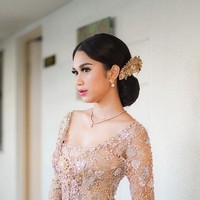Namun banyak juga yang mendukung dan membela Azizah. Plis stop komen mba shella” hargai dong apalagi di akun zize nya,” komentar netizen. Tolong temen temen komentar nya di jaga ya terutama buat perempuan perempuan jgn jahat mulut nya sesama perempuan orang lagi bahagia mau post foto aja butuh mikir mikir dulu kan kesian,” dukung netizen lainnya.  Foto: dok. Instagram/@azizahsalsha_