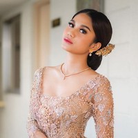 Kebaya mewahnya tersebut dirancang oleh desainer Asky Febrianti. Foto: dok. Instagram/@azizahsalsha_