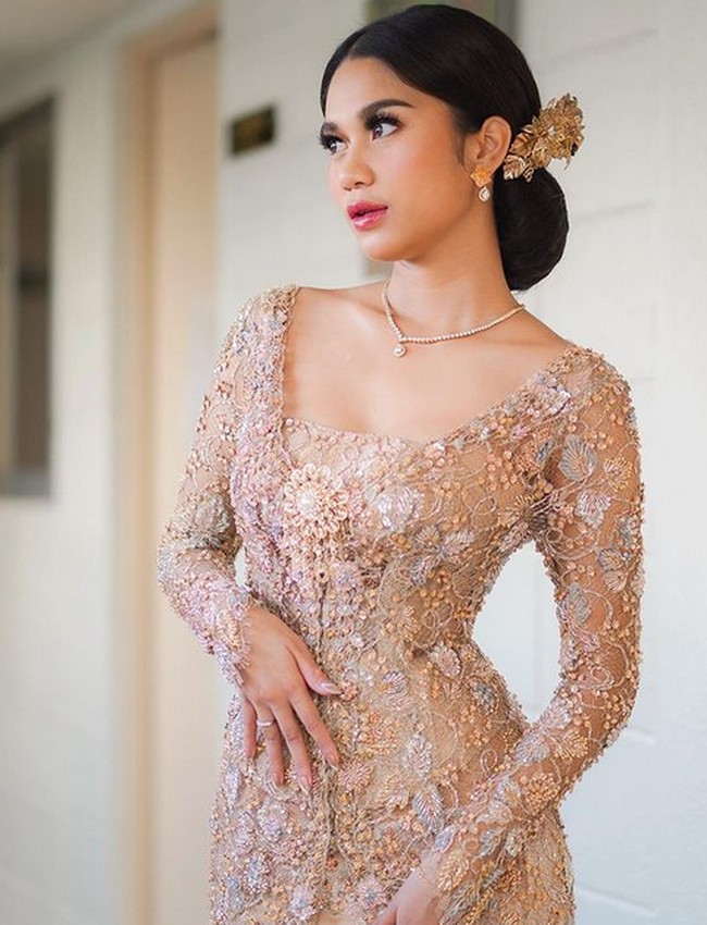 Di balik kebahagiaannya, pernikahannya tersebut mendapat serangan online. Azizah dinilai merebut Arhan dari mantan pacarnya bernama Marshella.  Foto: dok. Instagram/@azizahsalsha_