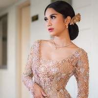 Di balik kebahagiaannya, pernikahannya tersebut mendapat serangan online. Azizah dinilai merebut Arhan dari mantan pacarnya bernama Marshella.  Foto: dok. Instagram/@azizahsalsha_