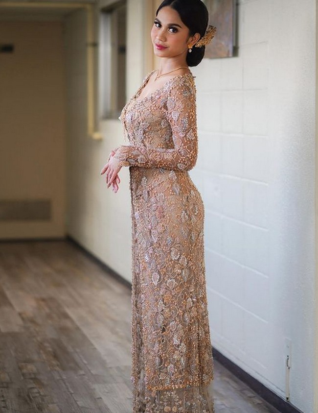 Menjadi pengantin, Azizah tampil anggun dalam balutan kebaya warna coklat bronzer. Kebaya penuh payet tersebut berpotongan panjang menyapu lantai. Foto: dok. Instagram/@azizahsalsha_