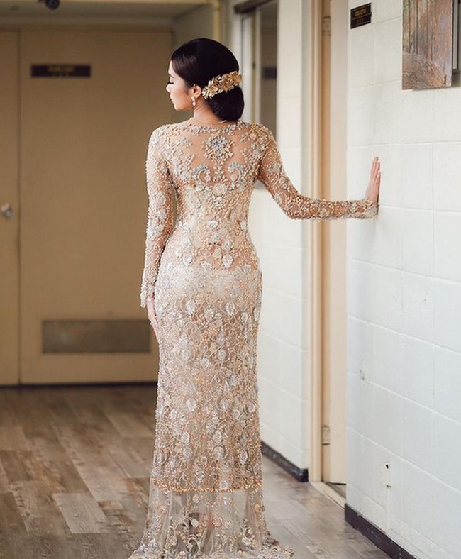 Memamerkan detail kebayanya sampai bawah, Azizah berpose tampak belakang.  Foto: dok. Instagram/@azizahsalsha_