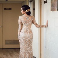 Memamerkan detail kebayanya sampai bawah, Azizah berpose tampak belakang.  Foto: dok. Instagram/@azizahsalsha_