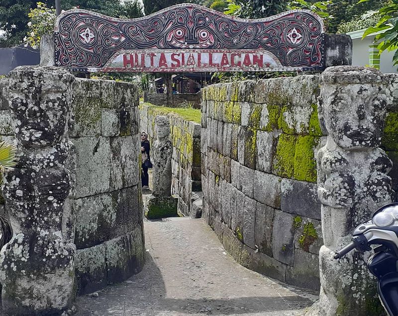 Batu Kursi Persidangan di Huta Siallagan, Samosir. (instagram.com/hutasiallagan)