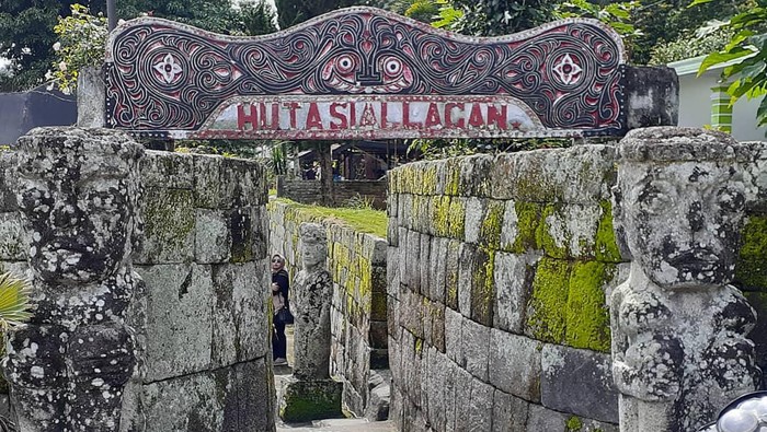 Batu Kursi Persidangan di Huta Siallagan, Samosir. (instagram.com/hutasiallagan)