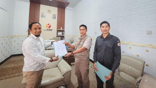 Anggota Bawaslu NTB Divisi Penanganan Pelanggaran dan Data Informasi (PP Datin) Bawaslu NTB Suhardi saat menerima laporan dugaan pelanggaran yang dilakukan Komisaris ITDC Irzani di ruangannya pada Senin (21/8/2023).