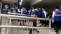 Petugas TransJakarta sudah bersiaga di area mesin tap in dan tap out kartu dan juga pintu-pintu halte.  