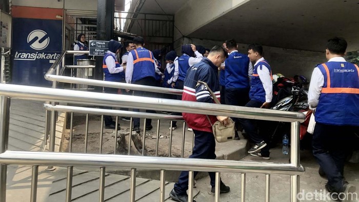 Beroperasi Kembali, Begini Kondisi Terkini Halte Tendean Usai Terbakar Halte TransJakarta Tendean, Jakarta Selatan kembali melayani penumpang usai sebelumnya sempat terbakar. Begini kondisi terkini halte Tendean.