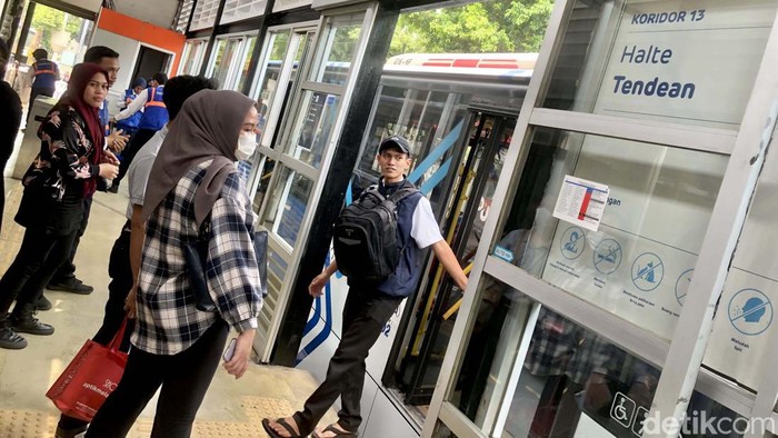 Halte TransJakarta Tendean, Jakarta Selatan kembali melayani penumpang usai sebelumnya sempat terbakar. Begini kondisi terkini halte Tendean.