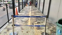 Terlihat lantai di halte masih ada bekas kebakaran.  