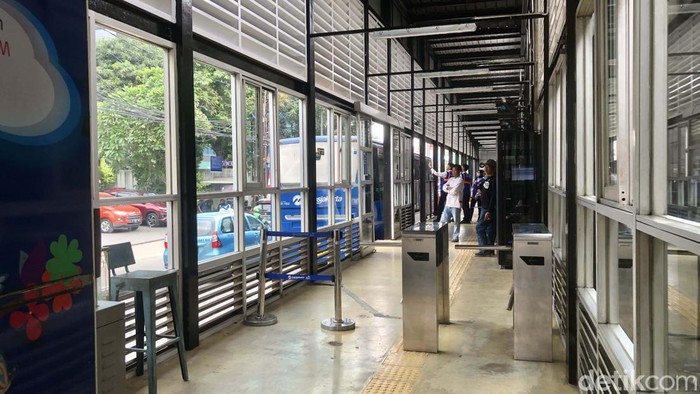 Halte TransJakarta Tendean, Jakarta Selatan kembali melayani penumpang usai sebelumnya sempat terbakar. Begini kondisi terkini halte Tendean.