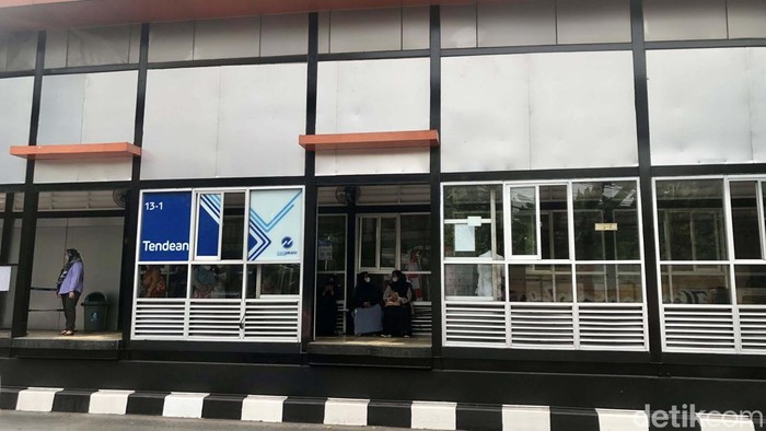 Halte TransJakarta Tendean, Jakarta Selatan kembali melayani penumpang usai sebelumnya sempat terbakar. Begini kondisi terkini halte Tendean.