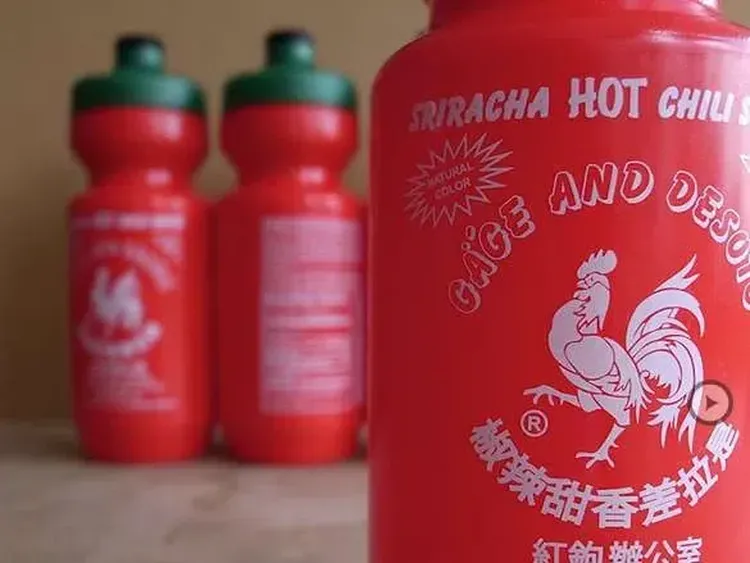 Unik! 10 Desain Botol Ini Ada yang Berbulu hingga Bisa Simpan HP