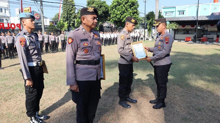 Bripka Suparno menerima penghargaan dari Kapolres Boyolali dalam apel pagi di halaman Mapolres Boyolali, Senin (21/8/2023).