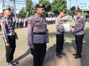 Aksi Heroik Polisi Boyolali Panjat Tiang Bendera Diganjar Penghargaan