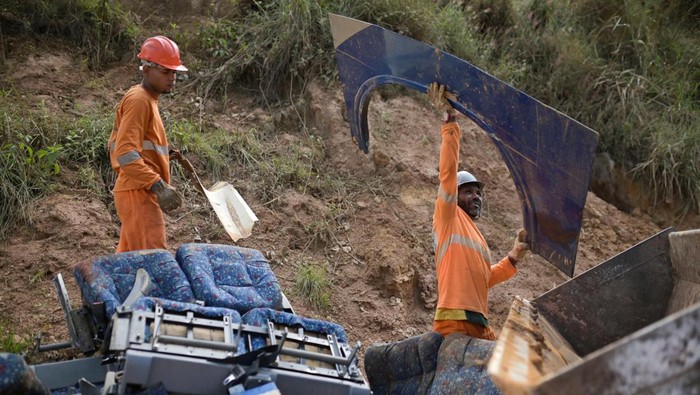 Bus Angkut Suporter Bola Kecelakaan, 7 Orang Tewas Workers clean up an area folowing the accident of a bus that transported fans of the Brazilian Club Corinthians, at kilometer 525 of the Fernao Dias national highway, in Belo Horizonte, Brazil August 20, 2023. REUTERS/Whashington Alves