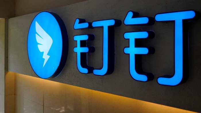 FILE PHOTO: The logo of DingTalk is seen, an offshoot of Alibaba Group Holding Ltd, in Hangzhou, Zhejiang province, China July 20, 2018. Picture taken July 20, 2018.  REUTERS/Aly Song/File Photo