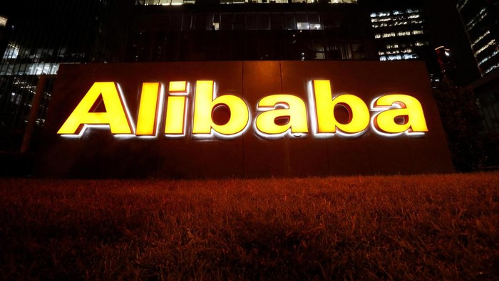 FILE PHOTO: The logo of DingTalk is seen, an offshoot of Alibaba Group Holding Ltd, in Hangzhou, Zhejiang province, China July 20, 2018. Picture taken July 20, 2018.  REUTERS/Aly Song/File Photo