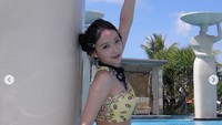 Cheng Xiao tampil seksi dalam balutan bikini dan berpose di kolam renang. (Foto: dok. Instagram @chengxiao_0715)