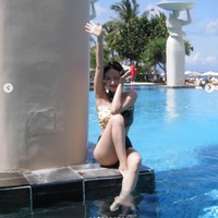 Dalam sejumlah unggahan fotonya, Cheng Xiao tampil seksi dalam balutan bikini dan berpose di kolam renang. Foto: dok. Instagram @chengxiao_0715