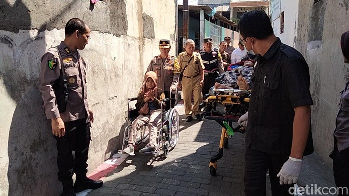 Cyntya gadis yang merangkak menjual peyek dapat bantuan pengobatan dari RS Bhayangkara