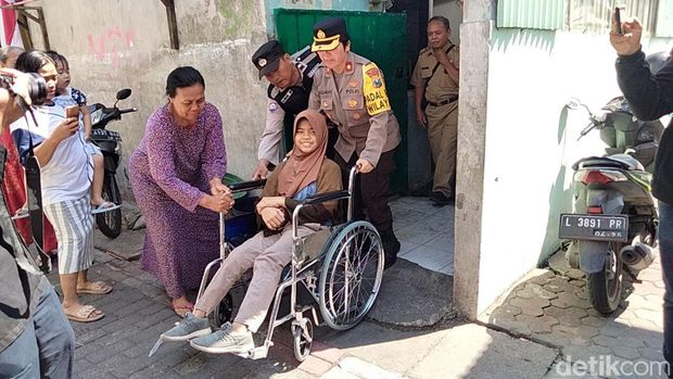 Cyntya gadis yang merangkak menjual peyek dapat bantuan pengobatan dari RS Bhayangkara