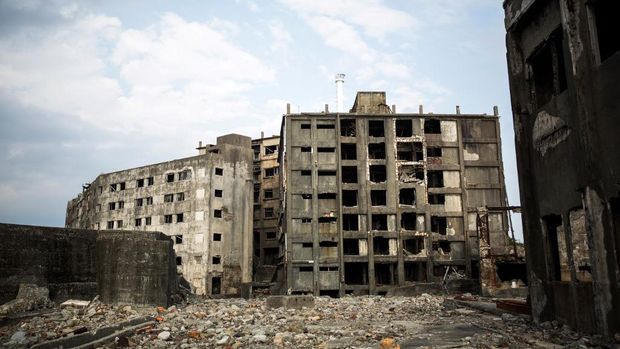 Dalam gambar yang diambil pada tanggal 22 November 2016 ini, terlihat bangunan terbengkalai di pulau Hashima, Jepang yang biasa disebut 