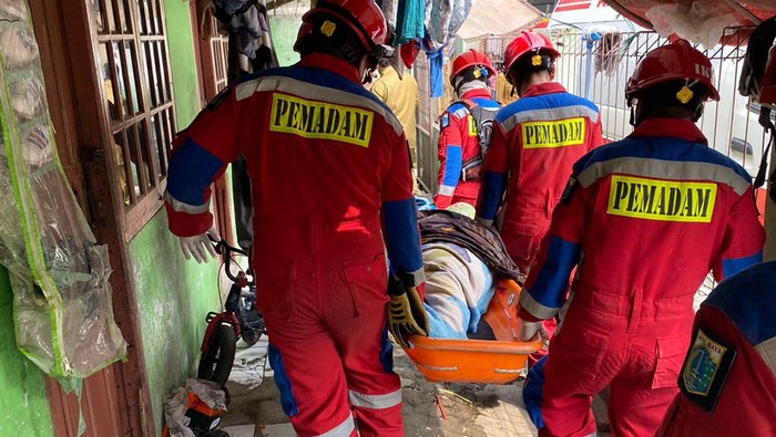 Damkar evakuasi warga obesitas di Cilincing, Jakarta Utara.