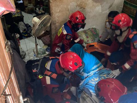 Damkar evakuasi warga obesitas di Cilincing, Jakarta Utara.