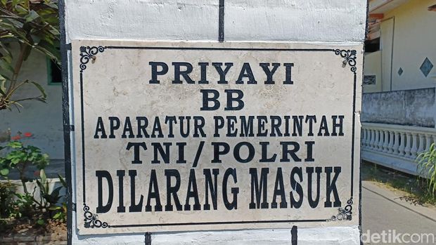 Desa dengan larangan masuk bagi aparatur pemerintah, TNI, dan Polri.
