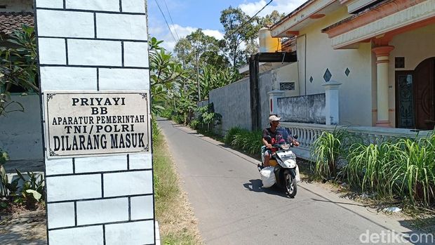 Desa dengan larangan masuk bagi aparatur pemerintah, TNI, dan Polri.