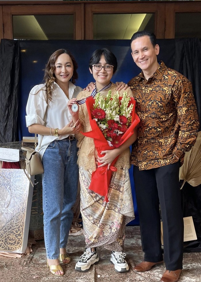 Dewi Rezer Saat Santai di Kafe Bali Bareng Kekasih dan Sahabat Dewi Rezer Saat Santai di Kafe Bali Bareng Kekasih dan Sahabat