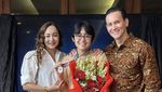 Dewi Rezer Saat Santai di Kafe Bali Bareng Kekasih dan Sahabat