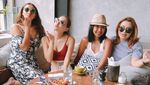Dewi Rezer Saat Santai di Kafe Bali Bareng Kekasih dan Sahabat