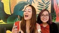 Kompak dengan sang putri, Dewi Rezer pamer momen makan daging panggang dan pasta. Ia pun memilih es jeruk sebagai penghilang dahaga.