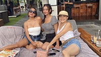 Santai di beach club bali, Dewi Rezer bilang momen ini sebagai girls day out. Tampak mereka memesan sushi roll untuk dicicipi bersama.