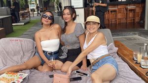 Dewi Rezer Saat Santai di Kafe Bali Bareng Kekasih dan Sahabat