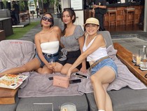 Dewi Rezer Saat Santai di Kafe Bali Bareng Kekasih dan Sahabat