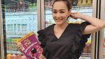 Dewi Rezer Saat Santai di Kafe Bali Bareng Kekasih dan Sahabat