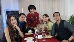 Dewi Rezer Saat Santai di Kafe Bali Bareng Kekasih dan Sahabat