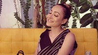 Banyak menghabiskan waktu di Bali, Dewi Rezer pun sering kulineran di kafe-kafe di sana. Di Da Maria, ia mencicipi pasta hingga pizza.
