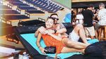 Dewi Rezer Saat Santai di Kafe Bali Bareng Kekasih dan Sahabat