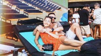 Momen romantis Dewi dan Ethan juga terlihat saat mereka santai di beach club Bali. Pose di pinggir kolam sambil menunggu pesanan datang pun tak dilewatkan.
