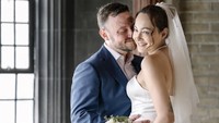 Setelah 6 tahun pacaran, Dewi Rezer dan Ethan Alarmk akhirnya menikah. Mereka mengikat janji suci di Kanada pada 11 Juli 2023 dan kabarnya bakal melangsungkan resepsi di Bali.