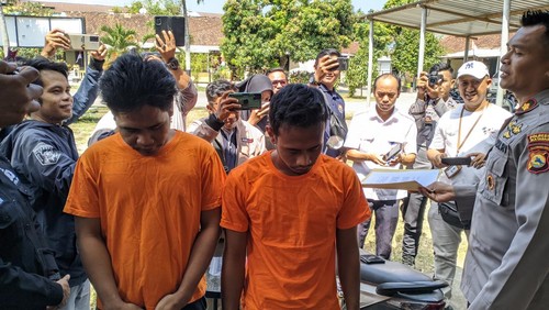 Dua kawanan begal di Kota Mataram ditangkap polisi, Senin (21/8/2023). (Ahmad Viqi/detikBali)