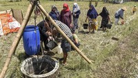Warga mengambil air bersih di sebuah sumur di Dusun Cicurug, Kabupaten Ciamis, Jawa Barat, Senin (21/8/2023).