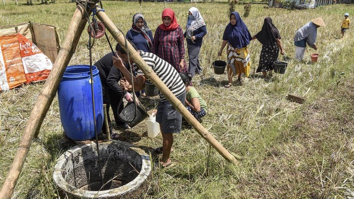 El Nino Bikin Ciamis Kekeringan, Warga Antre Air Bersih Warga mengambil air bersih di Dusun Cicurug, Kabupaten Ciamis, Jawa Barat, Senin (21/8/2023). Sebanyak 90 kepala keluarga (KK) dan seluas 80 hektare lahan pertanian mengalami kekeringan akibat musim kemarau sejak sebulan terakhir dan sebagian warga terpaksa mengambil air bersih di sumur gali yang berada di tengah sawah yang dibuat warga secara swadaya.