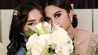 Kabar pernikahan tersebut tentu disambut hangat oleh orang terdekat. Bahkan Fuji, adik bungsu mendiang Bibi Ardiansyah, rela terbang ke Tokyo demi menjadi bridesmaid di acara akad nikah Azizah Salsha, sahabatnya. (Foto: Instagram @fuji_an)